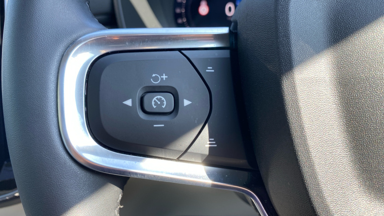 Volvo XC40 2.0 B4P Ultra Dark 5dr Auto Petrol Estate
